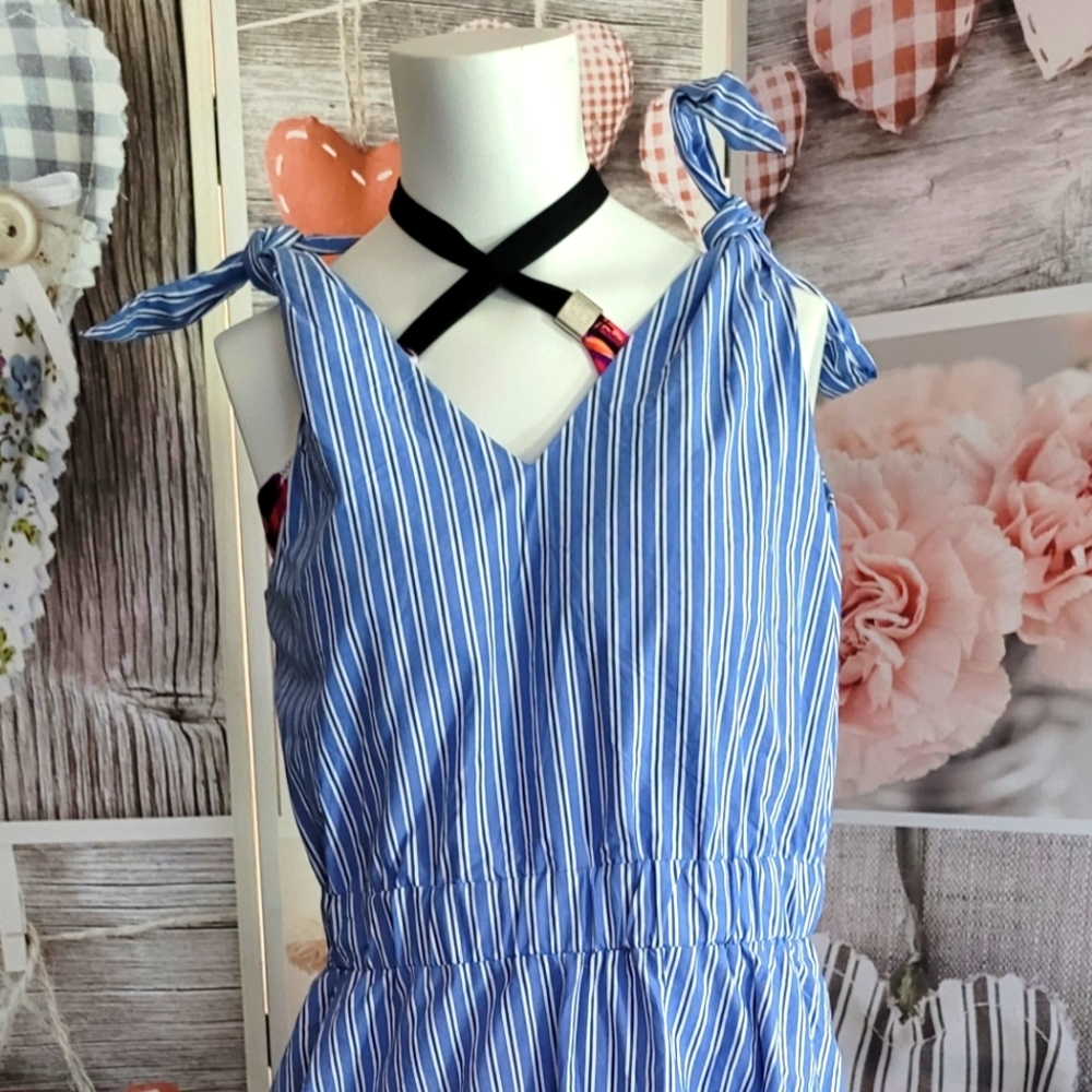 Size M color blue 💙 and white